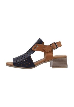 Sandales à talons ouverts avec une tige navy ornée de motifs découpés, des accents en cuir marron, une bride de cheville ajustable et un talon en bloc empilé.
