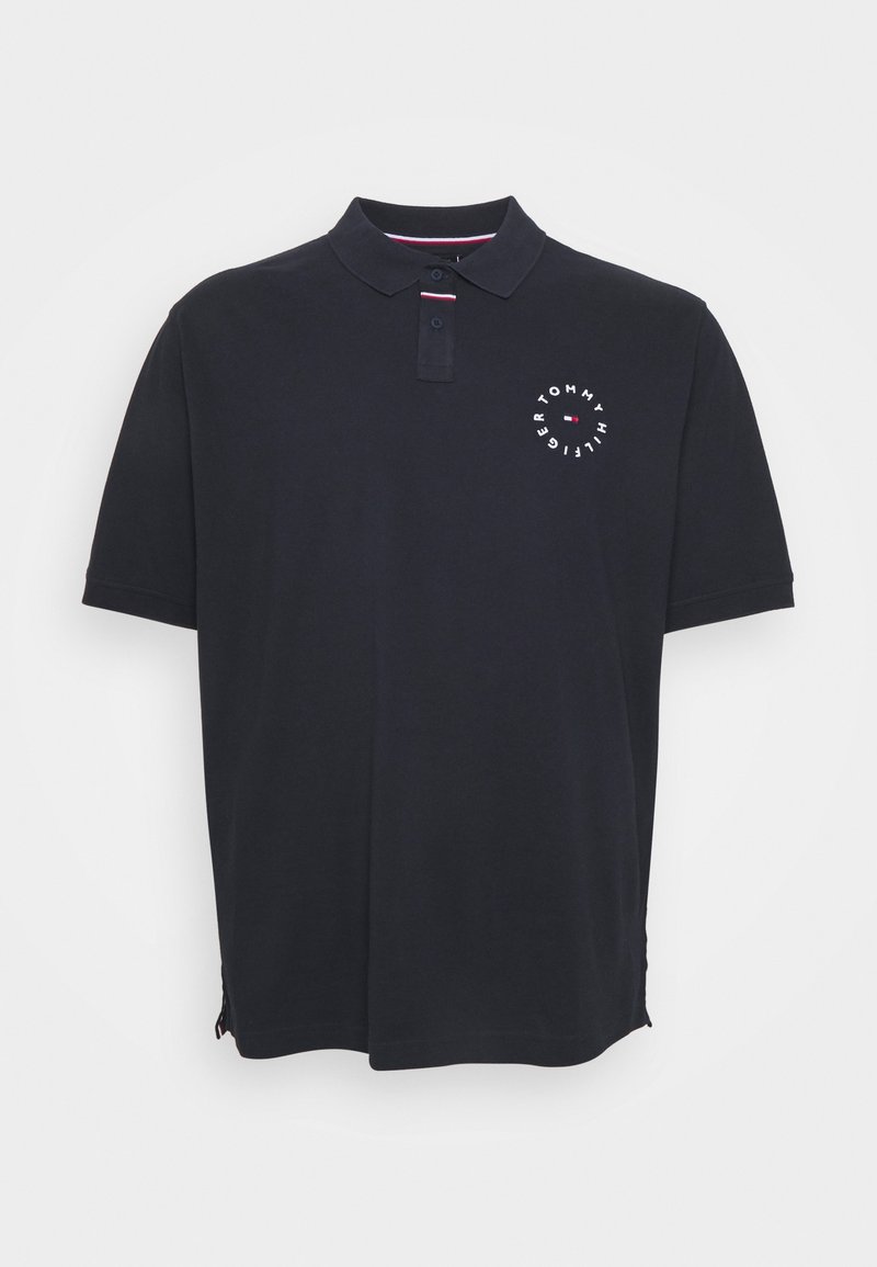Polo noir à manches courtes avec deux boutons sur le devant et logo circulaire Tommy Hilfiger sur la poitrine gauche.