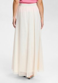 Lichtroze maxi-rok met een gladde, vloeiende textuur, voorzien van een elastische tailleband en een subtiele doorschijnende laag over een stevige binnenvoering.