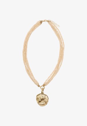 Naszyjnik z koralików składający się z pięciu pasm kremowych koralików, z teksturowanym złotym wisiorkiem o szczegółowym wzorze na środku.