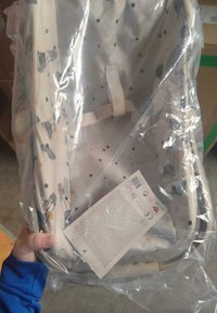 Altalena per neonati con tessuto crema caratterizzato da pois sparsi e leggere illustrazioni. Confezionata in plastica, include un'etichetta per la cura.
