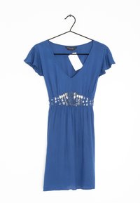 Modré šaty s krátkým rukávem a výstřihem do V, s nabíraným pasem a dekorativními korálky. Lehká tkanina; zavěšeno na černém háčku.