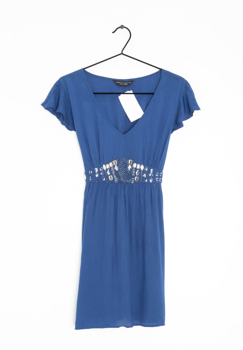Modré šaty s krátkým rukávem a výstřihem do V, s nabíraným pasem a dekorativními korálky. Lehká tkanina; zavěšeno na černém háčku.