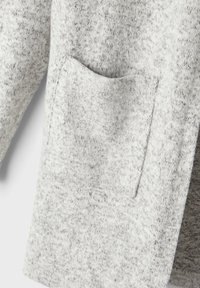 Maglione grigio chiaro con un tessuto morbido e texturizzato. Presenta una tasca frontale e una vestibilità comoda, con un motivo variegato in tutto il capo.