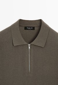Brun strikket polo-shirt med en sølv halv-lynlås og en klassisk krave, mærket Massimo Dutti, lavet i Kina.