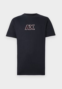 Camiseta de algodón azul marino con mangas cortas y cuello redondo. Presenta un prominente logo "AX" en rojo y blanco en la parte frontal.
