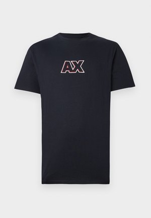 Tumši zila kokvilnas T-krekls ar īsām piedurknēm un aploksnes kaklu. Priekšpusē izceltas sarkanas un baltas krāsas "AX" logotips.