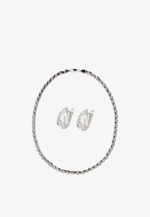 Colier din argint cu design răsucit și închizătoare, însoțit de două clipsuri de urechi din argint, cu o formă netedă și curbată.