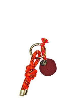 Porte-clés en métal avec une corde rouge-orange nouée et une étiquette rouge avec un symbole de paix, attachée par un cordon court multicolore avec un charme en métal.