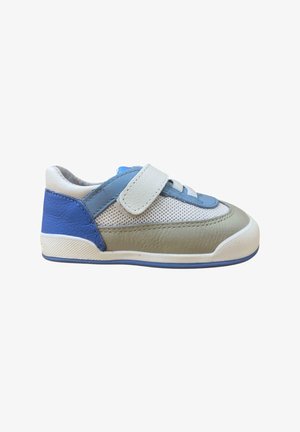Zapato deportivo en cuero gris, azul y blanco con un panel de malla. Presenta una correa de velcro y una suela de goma con un agarre texturizado. Vista de perfil lateral.