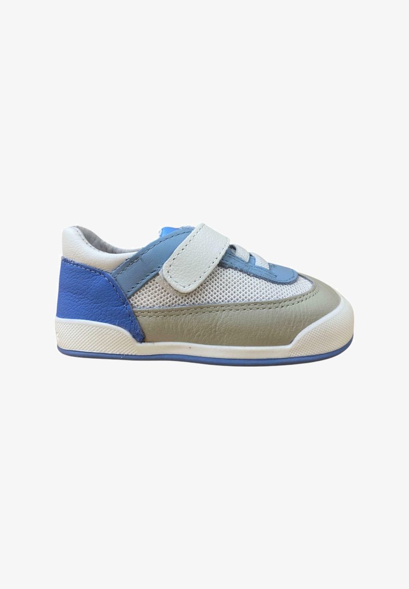 Zapato deportivo en cuero gris, azul y blanco con un panel de malla. Presenta una correa de velcro y una suela de goma con un agarre texturizado. Vista de perfil lateral.