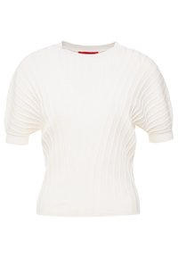 Camiseta blanca de manga corta con textura acanalada y silueta ajustada. Presenta mangas suavemente abullonadas y un escote de barco.
