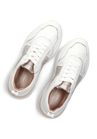 Sneaker bianca con esterno in pelle liscia, accenti metallici e soletta ammortizzata. Lacci e un dettaglio logo discreto sul lato.