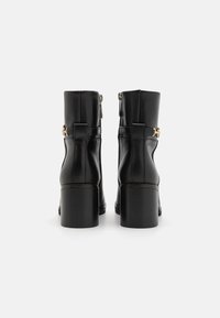 Tommy Hilfiger CHAIN MID HEEL BOOTIE - Bottines - black
