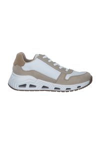 Weiße und beige Sportschuhe mit einer strukturierten Oberseite, kontrastierenden Paneelen und einer klobigen weißen Sohle mit Aussparungen zur Belüftung.