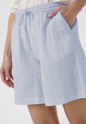 Pantaloni corti a righe blu chiaro realizzati in tessuto traspirante. Presentano un elastico in vita con cordino e tasche laterali.