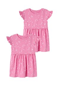 Zwei pinkfarbene Kinderkleider mit kurzen Rüschenschultern, die ein florales Muster in Weiß aufweisen, aus weichem Baumwollstoff gefertigt.