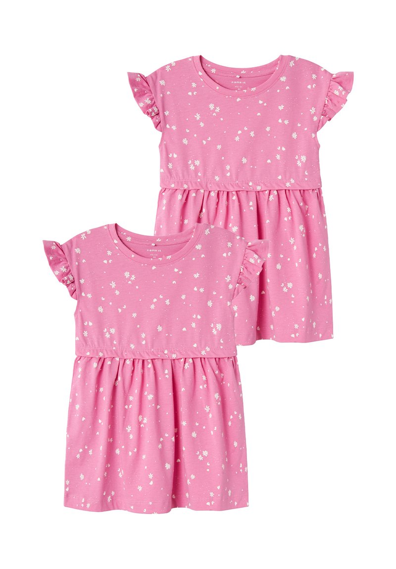 Zwei pinkfarbene Kinderkleider mit kurzen Rüschenschultern, die ein florales Muster in Weiß aufweisen, aus weichem Baumwollstoff gefertigt.