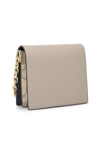 Bolso de mano rectangular beige de cuero con cadena dorada y lados de tela estampada, mostrado en un ángulo ligero sobre un fondo blanco.