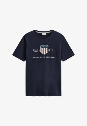 Granatowy T-shirt z krótkim rękawem z logo GANT, emblematem tarczy z 1949 roku i napisem "American Sportswear" na środku z przodu.