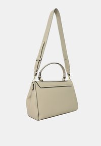 Borsa a mano in pelle beige con design strutturato, manico superiore e tracolla regolabile, con bordi neri e hardware metallico.