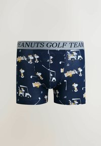 Mörkblå boxershorts med mönster av golftema som inkluderar Snoopy-karaktärer, golfklubbor och en golfbil. Grå midjeresår med texten "PEANUTS GOLF TEAM".
