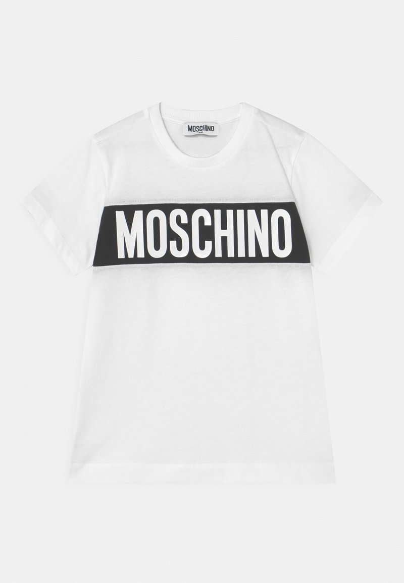 Bílý bavlněný tričko s kulatým výstřihem a krátkými rukávy. Obsahuje výrazný černý pruh přes hrudník s nápisem "Moschino" tučnými bílými písmeny.