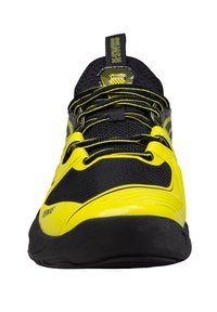 Czarno-żółty but sportowy z teksturowaną siateczką na górze, okrągłym noskiem, wzmocnionymi krawędziami i sznurówkami. Logo K-Swiss na języku.