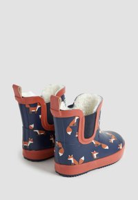 Botas de goma navy hasta el tobillo con un divertido patrón de zorros, acentos en coral contrastante, forro suave y paneles laterales elásticos para facilitar su uso.