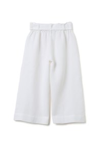 Witte linnen culottes met een wijde pijpdesign, elastische tailleband en een gladde textuur. Geen aanvullende patronen of accenten.