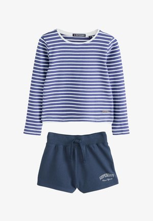 Blå og hvidstribet langærmet skjorte kombineret med mørkeblå shorts med snøre og Superdry New York-logo på venstre ben.