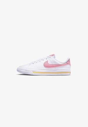Sneaker bianco con una swoosh e accenti rosa, superficie testurizzata, punta rotonda, lacci e una striscia gialla sulla suola.
