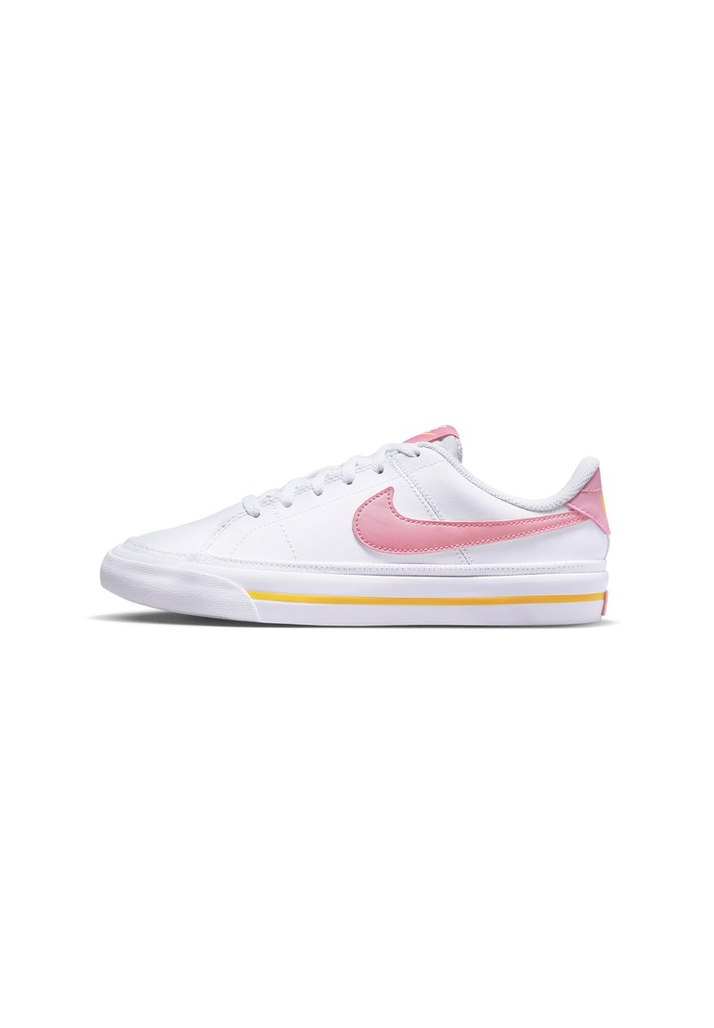 Zapatilla blanca con un swoosh y detalles en rosa, con una superficie texturizada, puntera redonda, cordones y una franja amarilla en la suela.