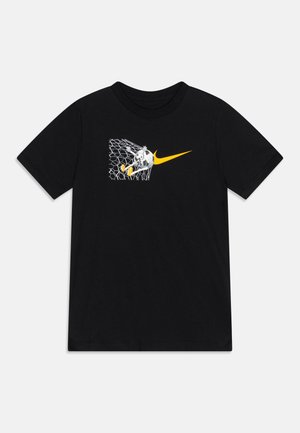 T-shirt noir à manches courtes avec un graphisme représentant un ballon de football frappant un filet et un swoosh jaune Nike intégré au design.