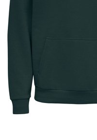 Sudadera verde oscura con bolsillo canguro, puños y dobladillo acanalados, confeccionada en una tela suave y lisa con un corte holgado.