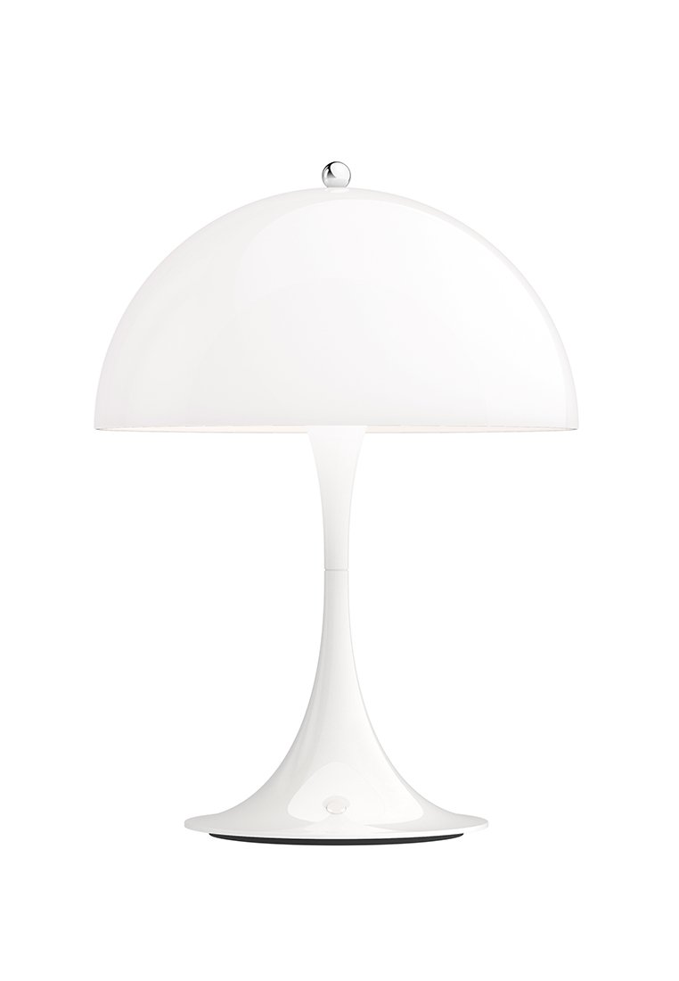 Weisse Tischlampe mit einem kuppelförmigen Schirm, glatter Oberfläche und einem schlanken, geschwungenen Fuß. Verfügt über einen zentralen Knopf am Fuß.