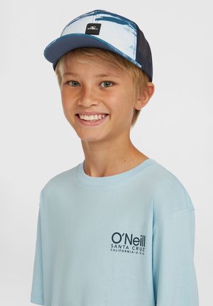 T-shirt bleu clair à manches courtes avec un logo noir sur la poitrine, associé à une casquette avec un devant marbré bleu et blanc et un dos en mesh.