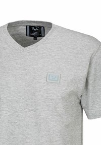 Grijze V-hals T-shirt van zacht katoen met een klein textuurlogo op de linkerborst en korte mouwen.