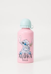 Vaaleanpunainen metallitippapullo, jossa on mintunvihreä korkki. Pullossa on piirros Leikkuja, joka pitää kuorta käsissään, ja tekstinä on "'ALOHA' Stitch".