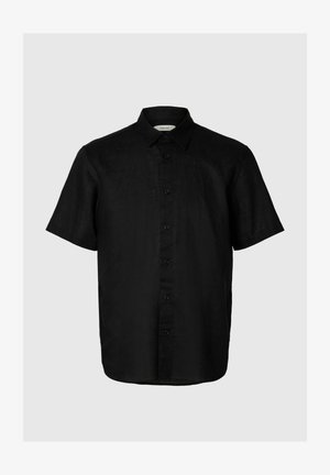 Fekete rövid ujjú, gombos ing, hegyes gallérral, egyszínű mintával és egyenes szegéllyel, világosszürke háttéren.