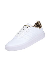 Zapatillas deportivas blancas con una parte superior de cuero suave, tres franjas laterales y un forro de estampado de leopardo en el cuello. Suela de goma blanca plana.