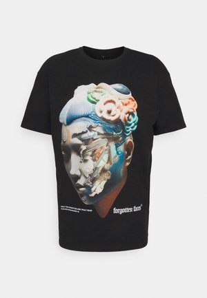 T-shirt en coton noir avec un motif représentant un visage stylisé agrémenté d'accents colorés, d'éléments de cheveux texturés et d'un texte indiquant "visages oubliés".