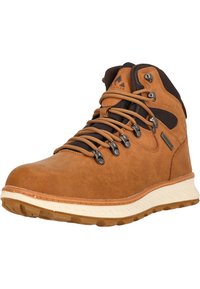 Brun läder vandringskänga med mesh-accenter, metallöglor och kontrasterande vit mellansula. Har en robust gummisula med mönster.