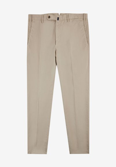 Chino beige realizzati in tessuto misto cotone leggero, con taglio dritto, due tasche laterali, chiusura con bottone singolo e orlo piegato.