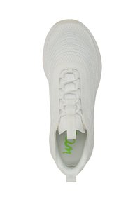 Scarpa sportiva bianca con una tomaia texture, dotata di chiusura con lacci, linguetta imbottita e logo verde sulla soletta. Suola in gomma liscia.