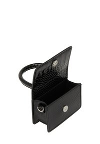Mustaan krokotiili-embossattu käsilaukku, jossa on pyöreä kahva ja magneettisulkimella, ominaisuuksina jämäkkä muotoilu ja sileä sisustus.