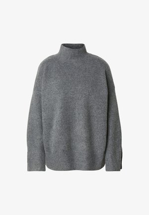 Grå genser med høy hals laget av mykt, teksturert materiale. Har en avslappet passform med senkede skuldre og sidesplitter ved kanten.
