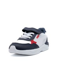 Sneaker con una toma in rete blu navy e bianco, dettagli rossi, cinturino in velcro, chiusura con lacci, suola ammortizzata e tallone strutturato.