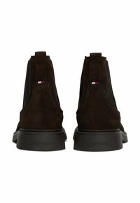 Ruske antilop ankle čizme s elastičnim bočnim panelima, teksturiranim crnim akcentima i gumene potplate sa utisnutim brendom na peti.