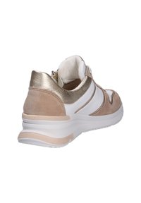 Baskets beiges et blanches avec un accent doré métallique, en suède et cuir, forme arrondie et semelle blanche rembourrée.